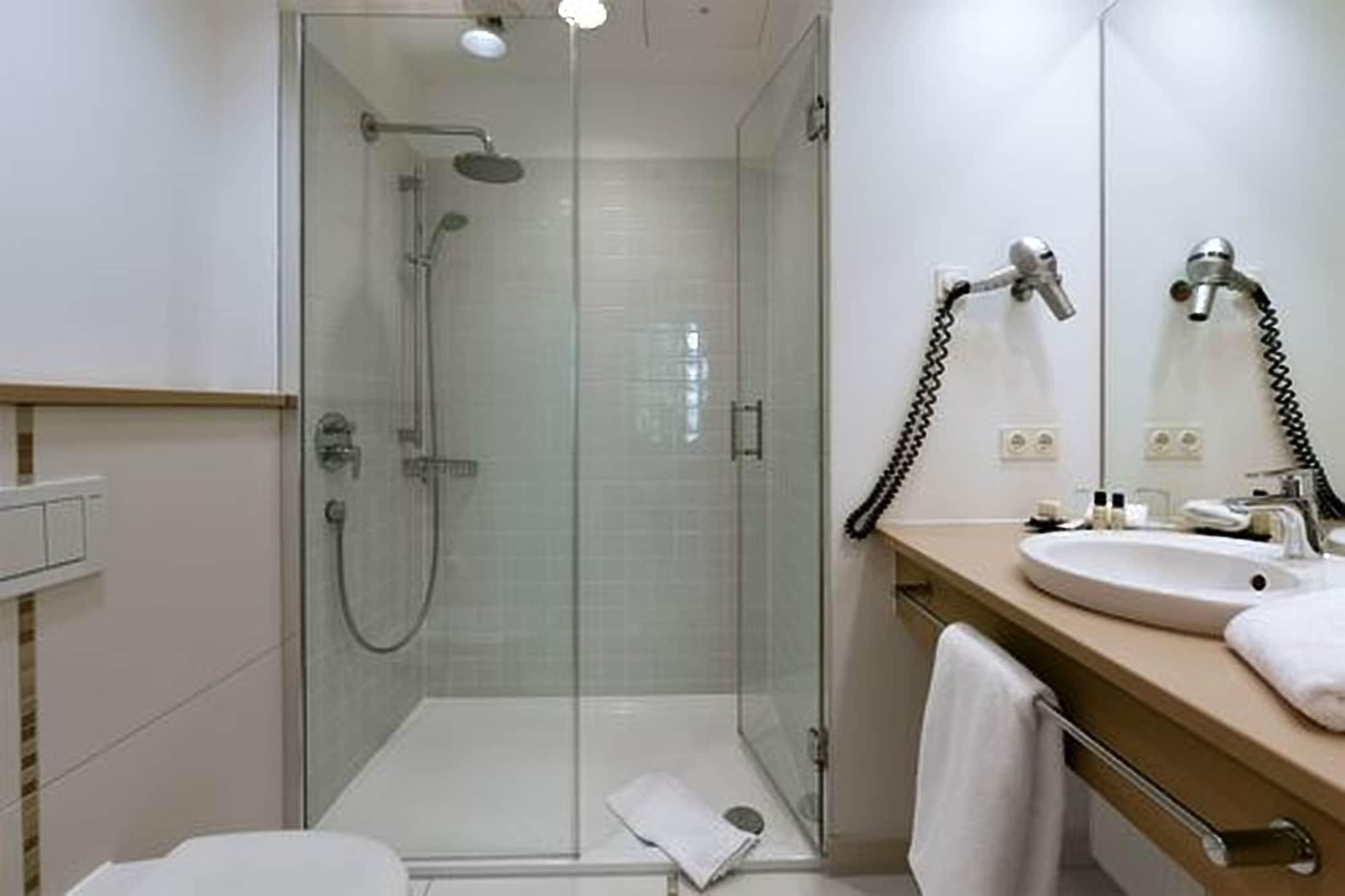 Privathotel Lindtner Hamburg Bagian luar foto A shower cubicle