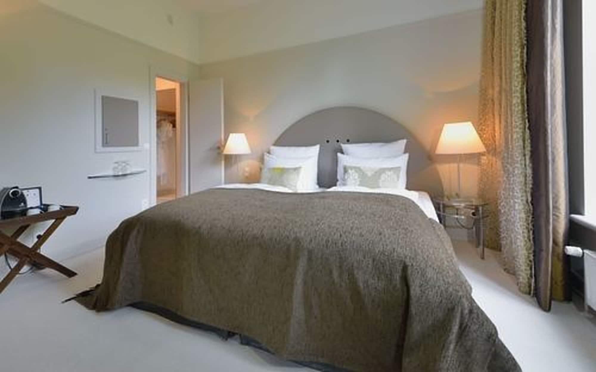 Privathotel Lindtner Hamburg Bagian luar foto A bedroom at the hotel