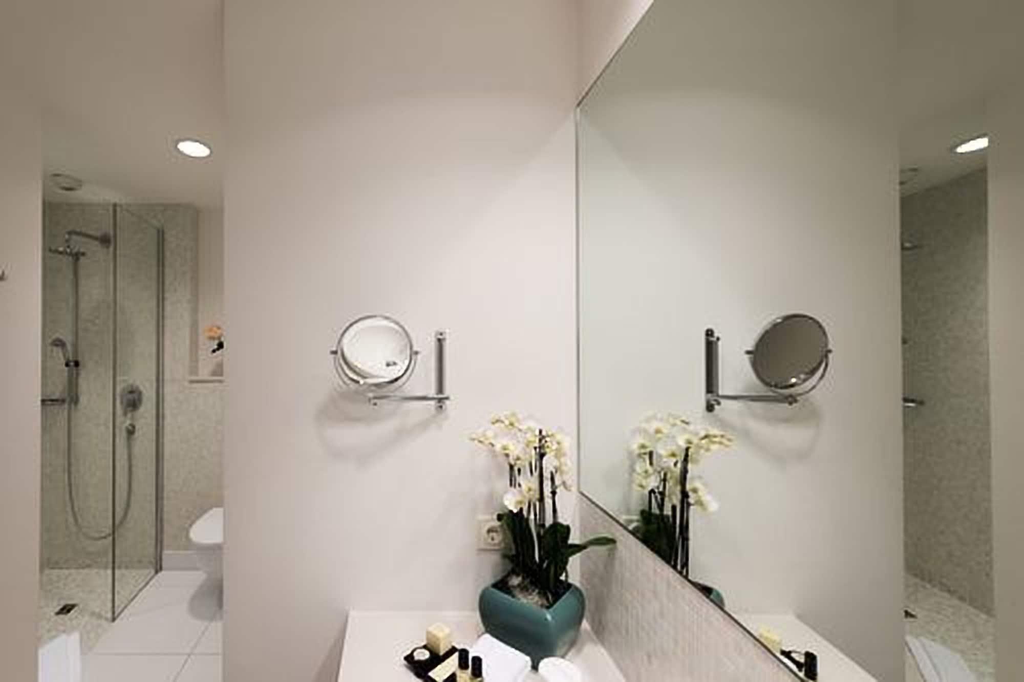 Privathotel Lindtner Hamburg Bagian luar foto Bathroom mirror