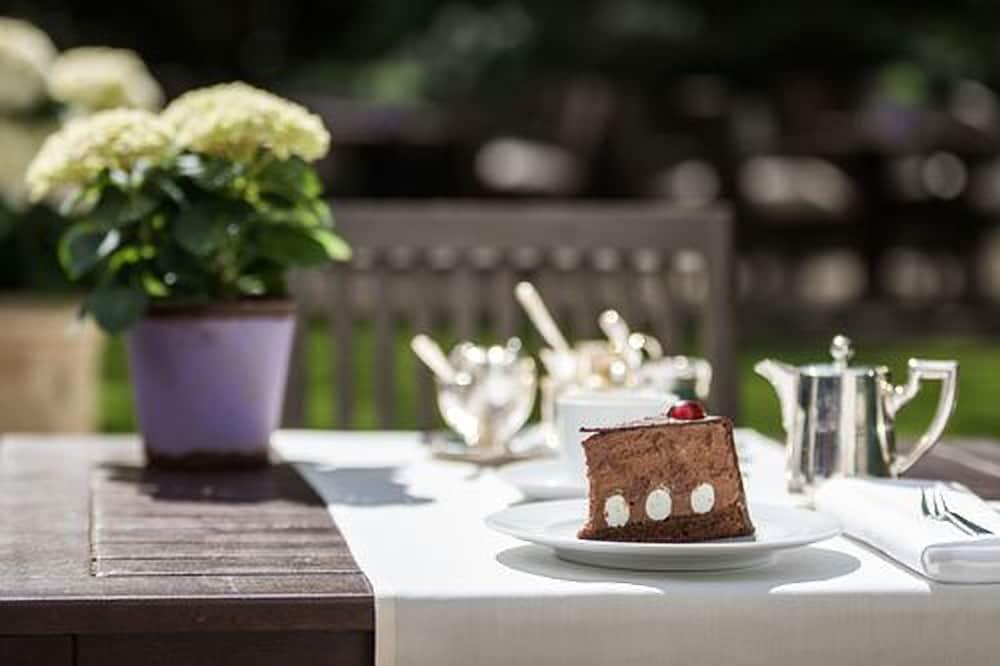 Privathotel Lindtner Hamburg Bagian luar foto A Black Forest gâteau