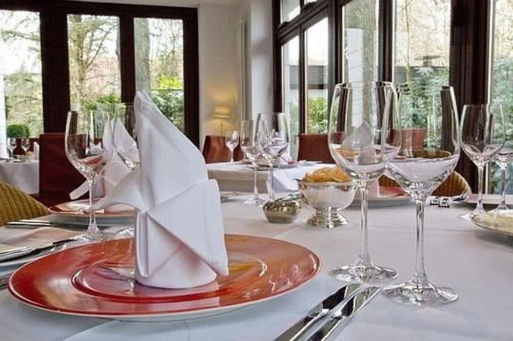 Privathotel Lindtner Hamburg Bagian luar foto A table set for fine dining