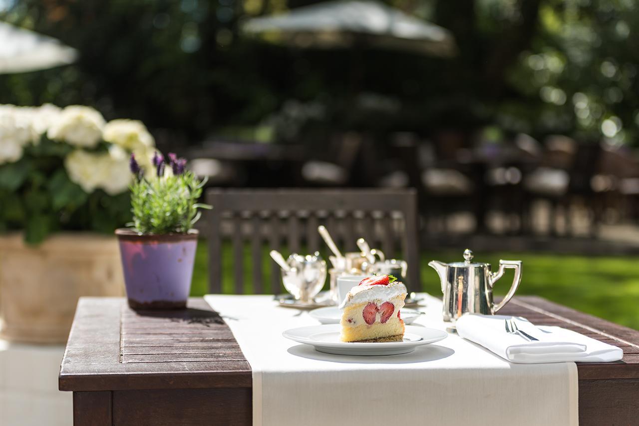 Privathotel Lindtner Hamburg Bagian luar foto A table set for afternoon tea