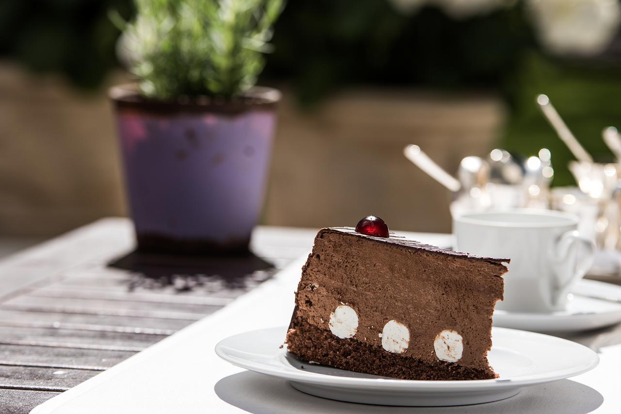 Privathotel Lindtner Hamburg Bagian luar foto A piece of chocolate cheesecake
