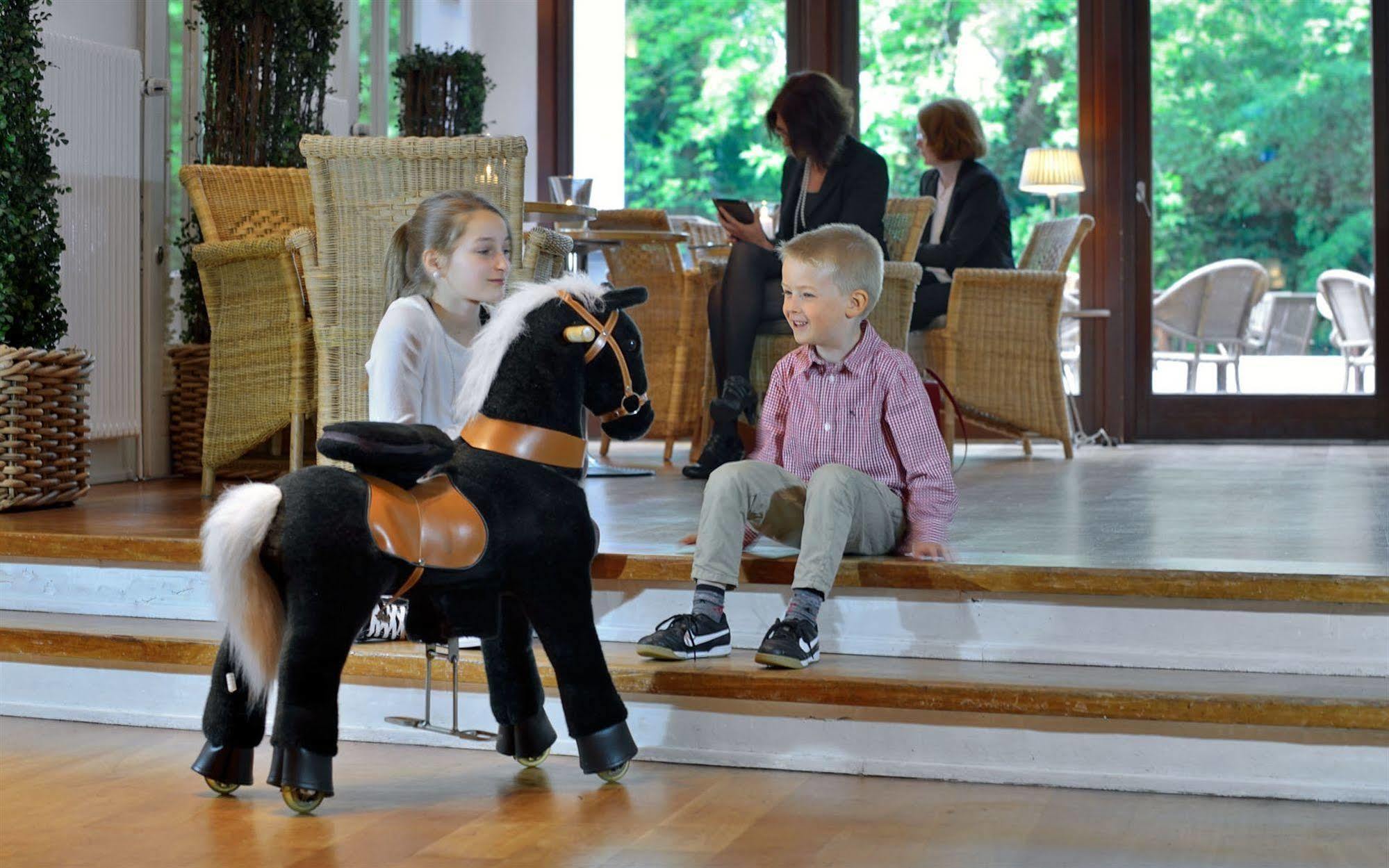 Privathotel Lindtner Hamburg Bagian luar foto A child riding a ponycycle