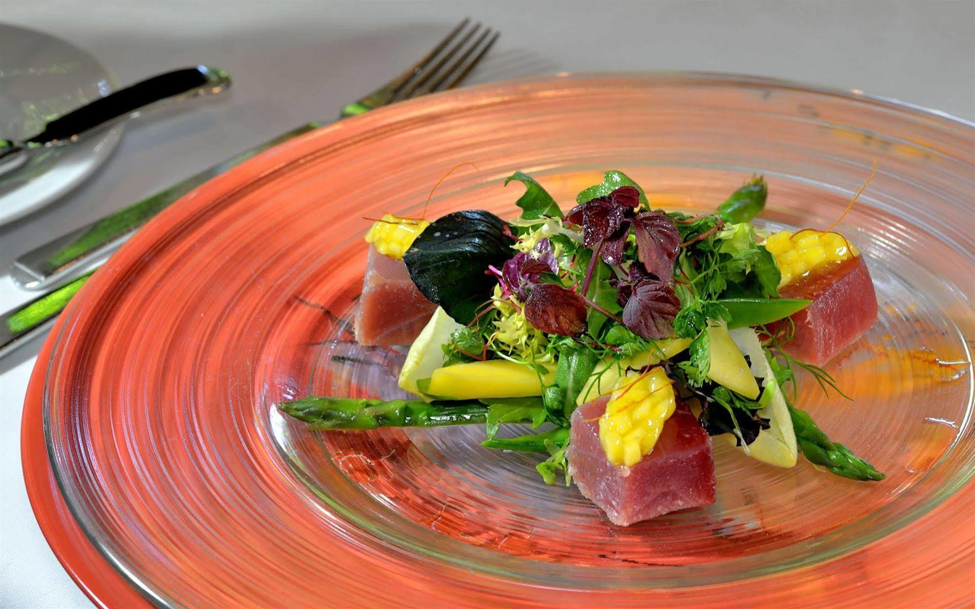 Privathotel Lindtner Hamburg Bagian luar foto A salad of asparagus, tuna, and mango