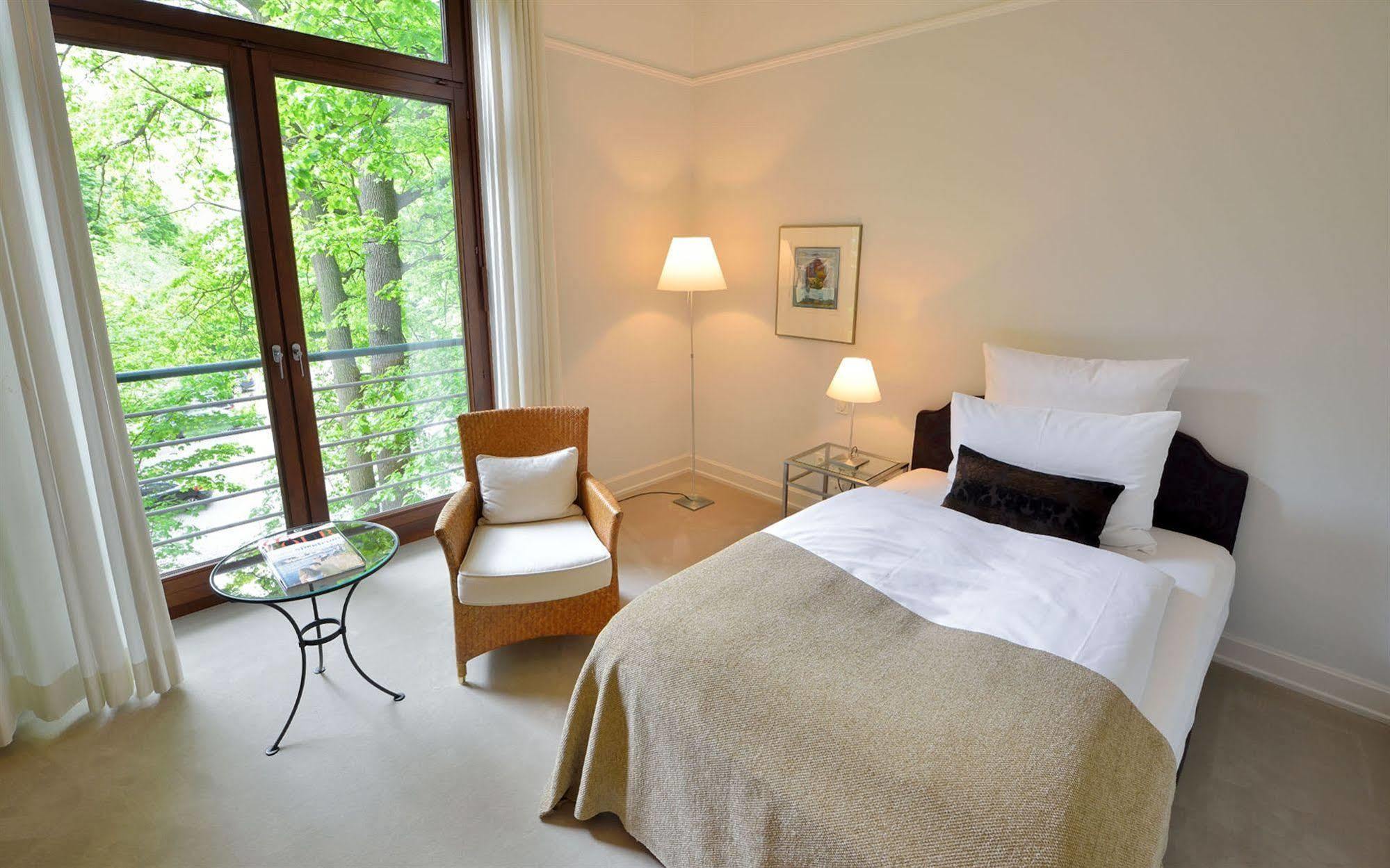 Privathotel Lindtner Hamburg Bagian luar foto A bedroom at the hotel