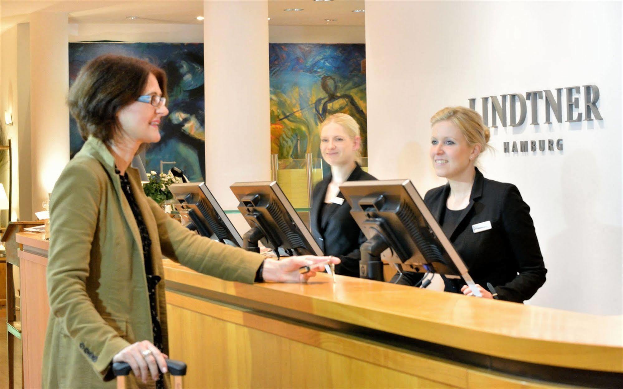Privathotel Lindtner Hamburg Bagian luar foto Reception at the Lindtner Hotel, Hamburg