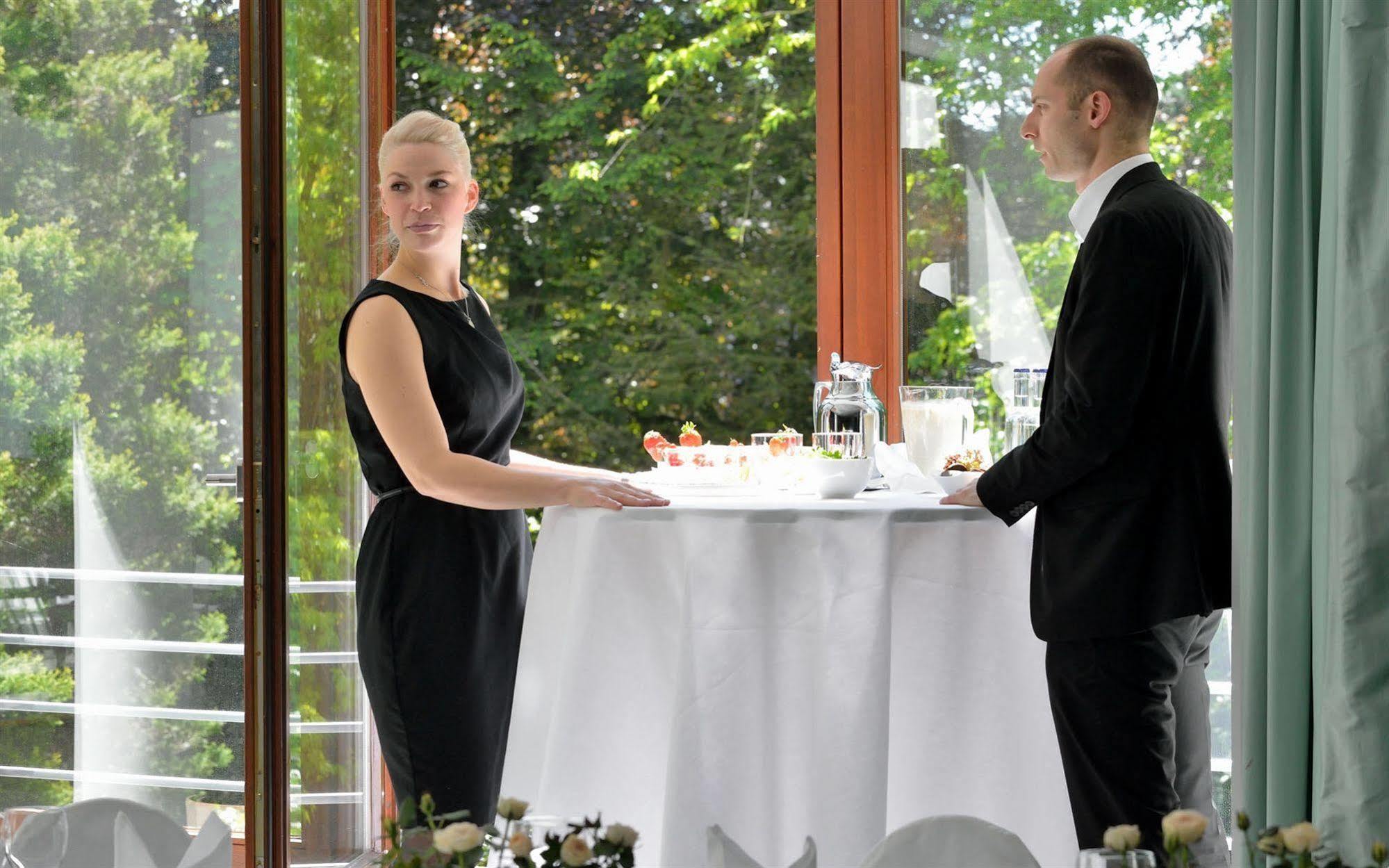 Privathotel Lindtner Hamburg Bagian luar foto A restaurant hostess and a restaurant manager