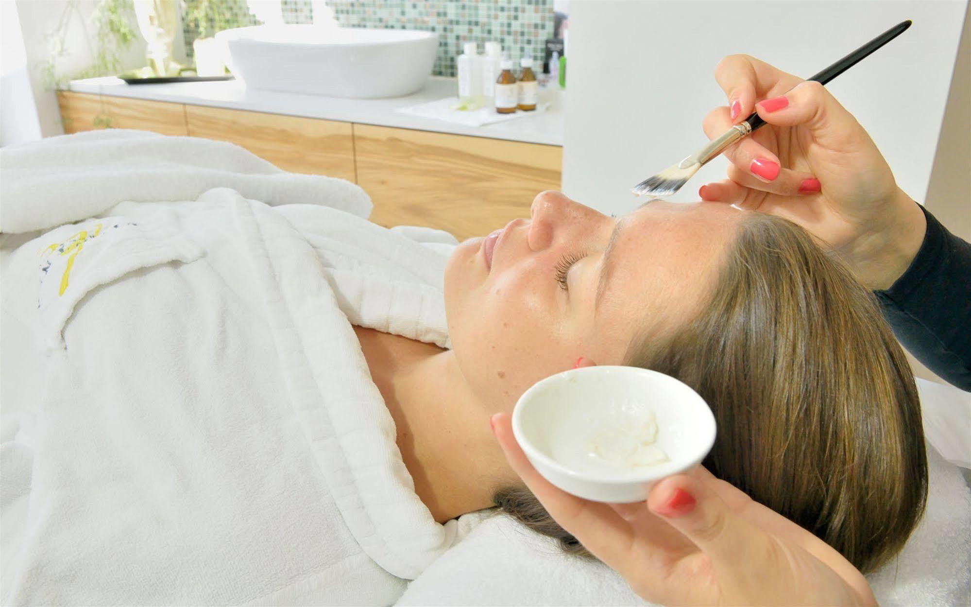 Privathotel Lindtner Hamburg Bagian luar foto A woman receiving a facial