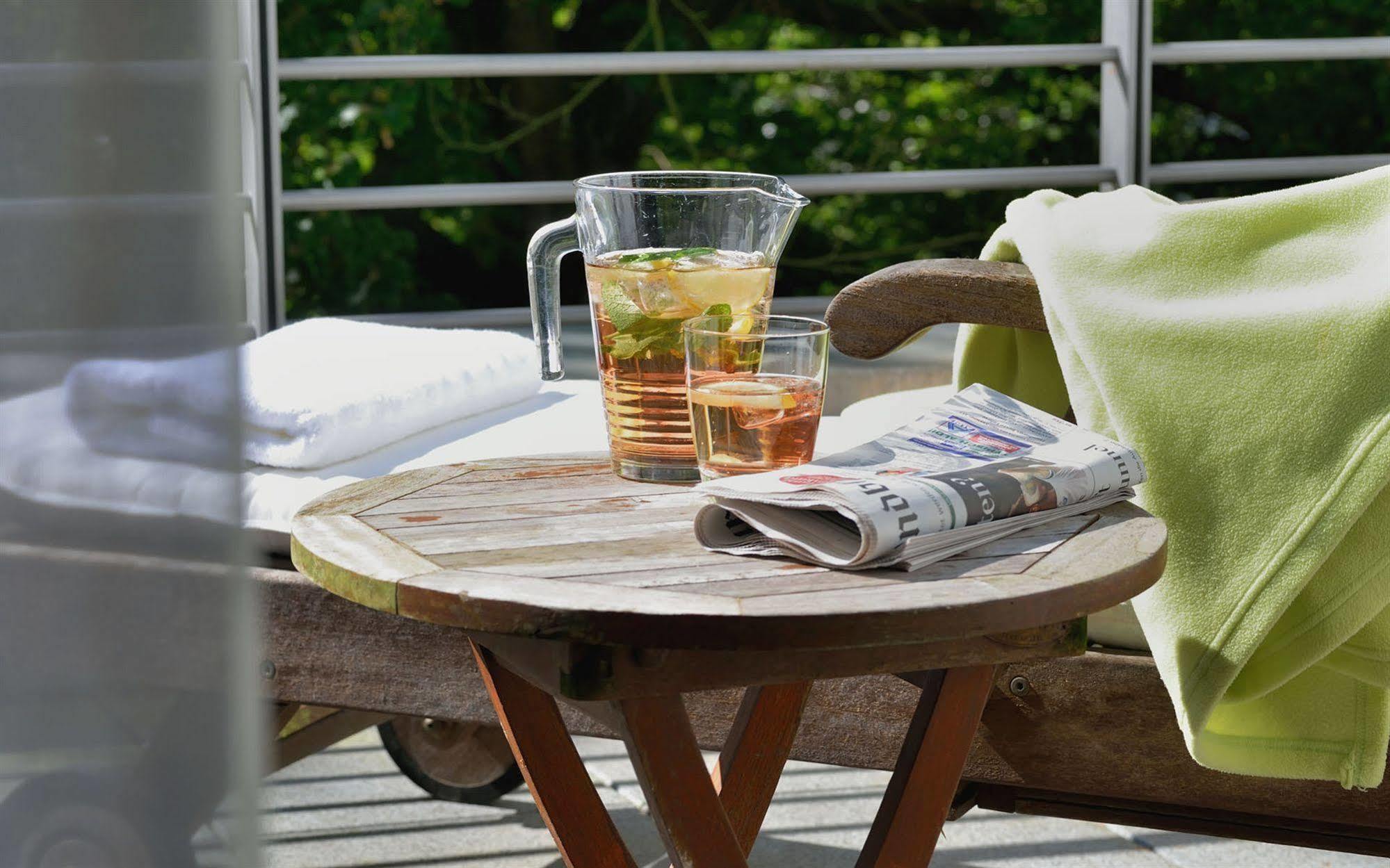 Privathotel Lindtner Hamburg Bagian luar foto A small table