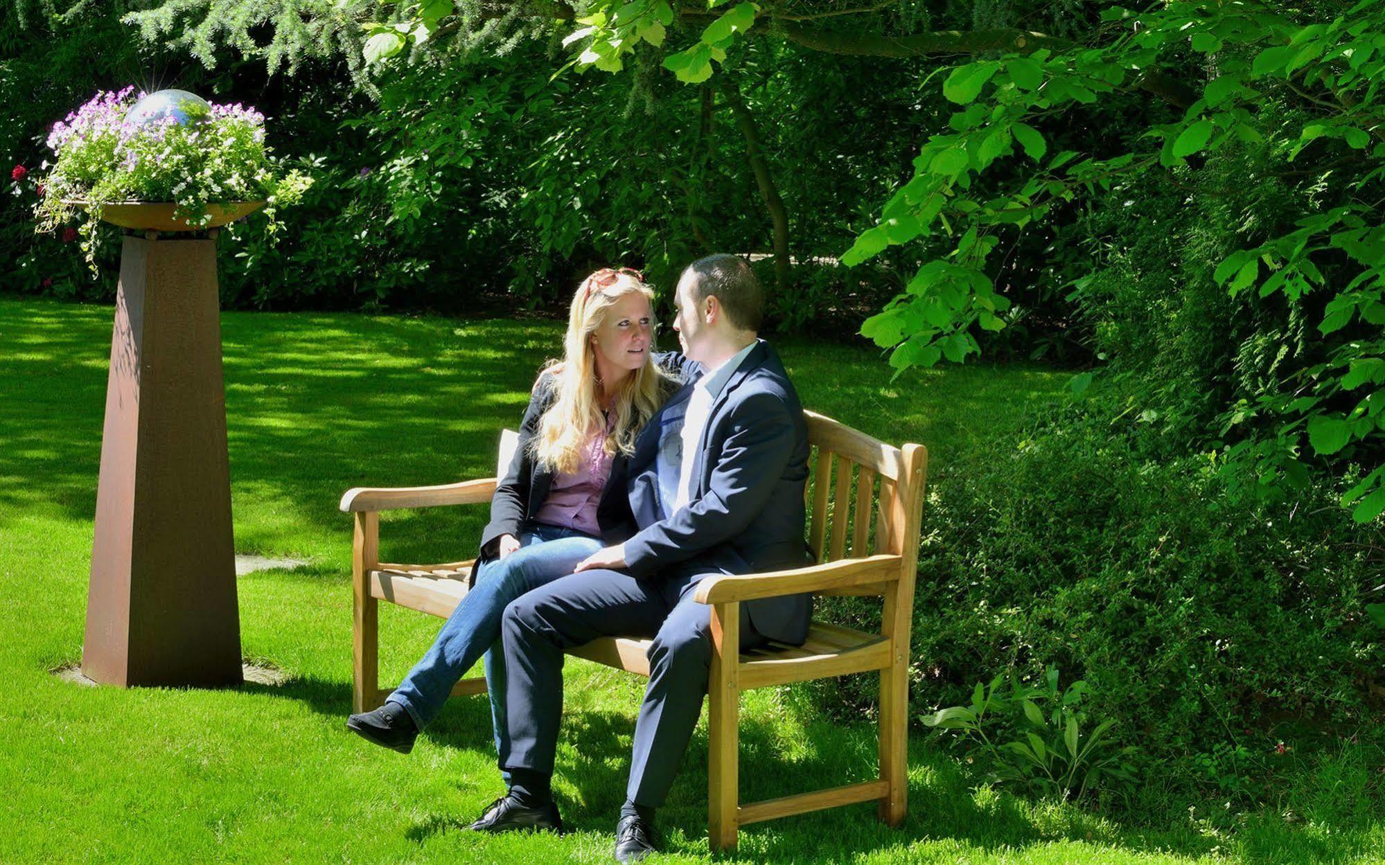 Privathotel Lindtner Hamburg Bagian luar foto A couple sitting on a bench