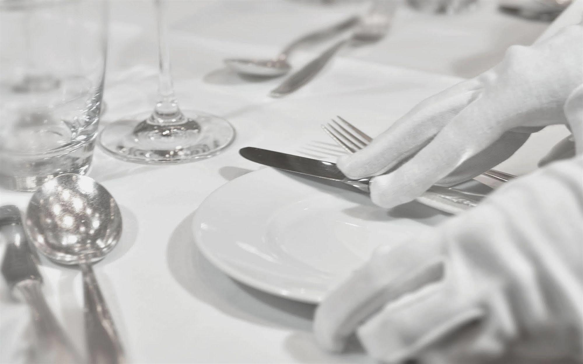 Privathotel Lindtner Hamburg Bagian luar foto A table set for fine dining