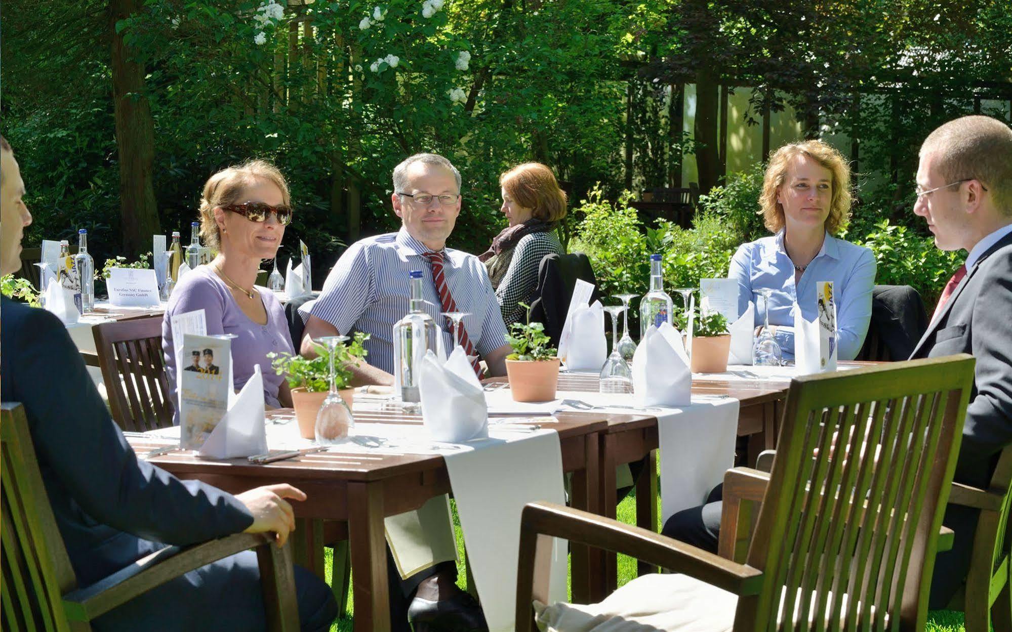 Privathotel Lindtner Hamburg Bagian luar foto The Danish royal family at the annual garden party