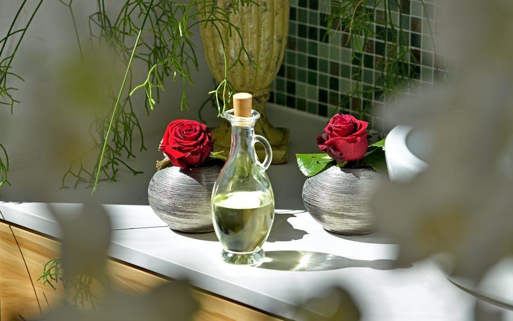 Privathotel Lindtner Hamburg Bagian luar foto A bottle of rose water