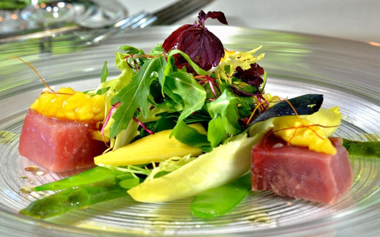 Privathotel Lindtner Hamburg Bagian luar foto A salad with tuna