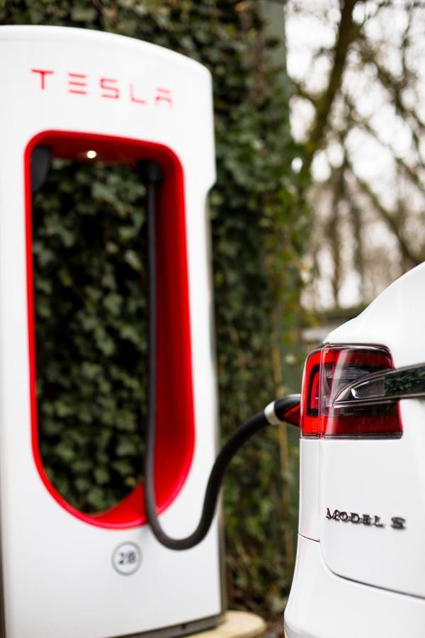 Privathotel Lindtner Hamburg Bagian luar foto Tesla Supercharger